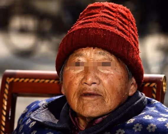 老人收養倆孤兒,老人去世沒人送行,有錢的孩子卻說工作忙