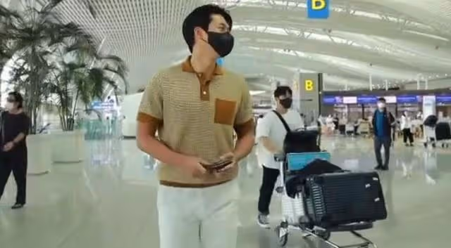 玄彬現身米蘭機場:聊到孫藝珍時一臉甜笑,在機場和粉絲熱情互動