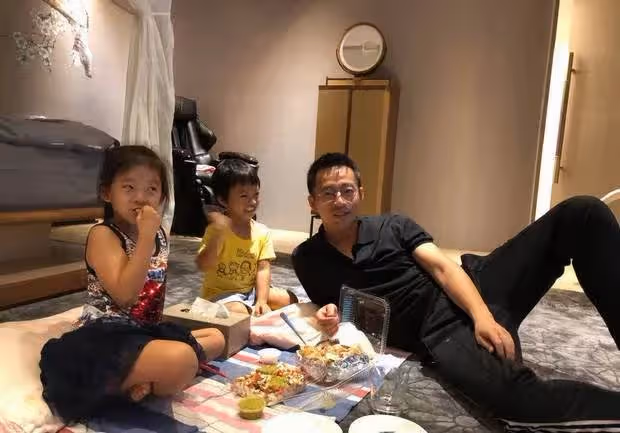 汪小菲「直播哭訴」想孩子!淚眼婆娑面容憔悴,自曝與「大S協商」很久未成功,就是不讓見