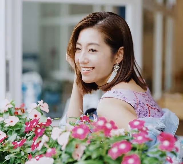TVB知名女星再破離婚傳聞!收丈夫99朵玫瑰,夫妻倆聚少離多