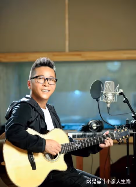 李春波一曲《小芳》成名，苦戀20年，最終娶到自己的初戀