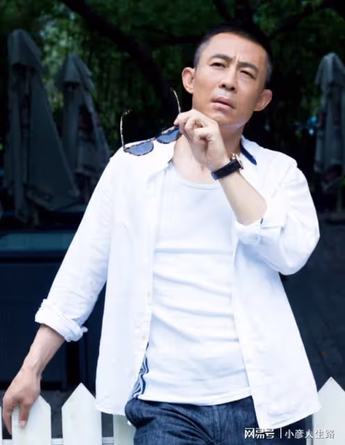 12年後再看侯勇，從百變戲骨到「老牛吃嫩草」，他到底經歷了啥？