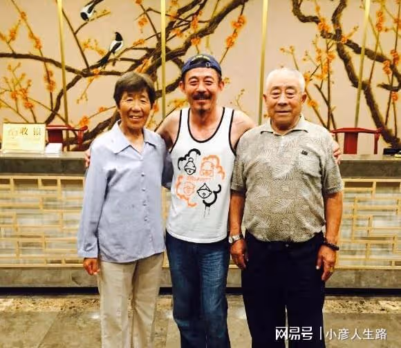 12年後再看侯勇，從百變戲骨到「老牛吃嫩草」，他到底經歷了啥？