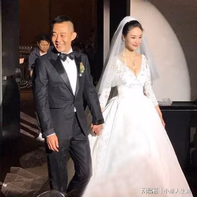 12年後再看侯勇，從百變戲骨到「老牛吃嫩草」，他到底經歷了啥？