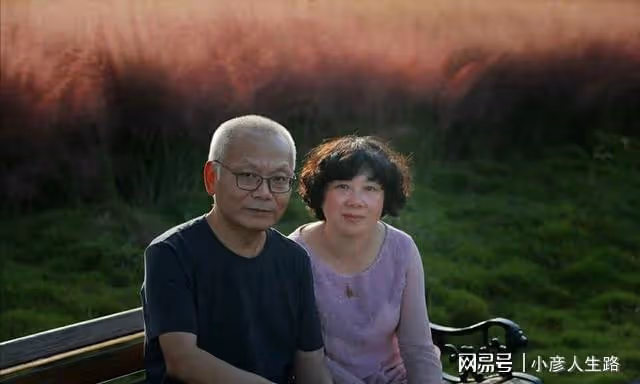 71歲阿姨遇「黃昏戀」,有錢有房慘被騙,「渣大爺」騙情又盜財