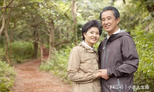 71歲阿姨遇「黃昏戀」,有錢有房慘被騙,「渣大爺」騙情又盜財
