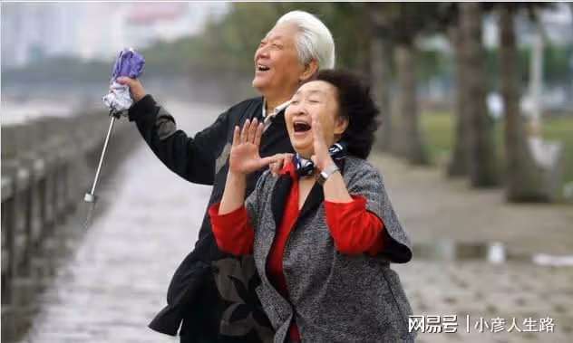 71歲阿姨遇「黃昏戀」,有錢有房慘被騙,「渣大爺」騙情又盜財