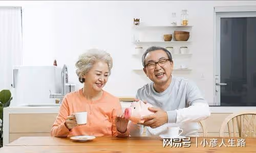 71歲阿姨遇「黃昏戀」,有錢有房慘被騙,「渣大爺」騙情又盜財