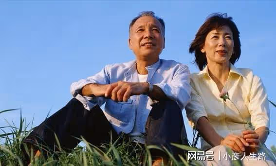 71歲阿姨遇「黃昏戀」,有錢有房慘被騙,「渣大爺」騙情又盜財