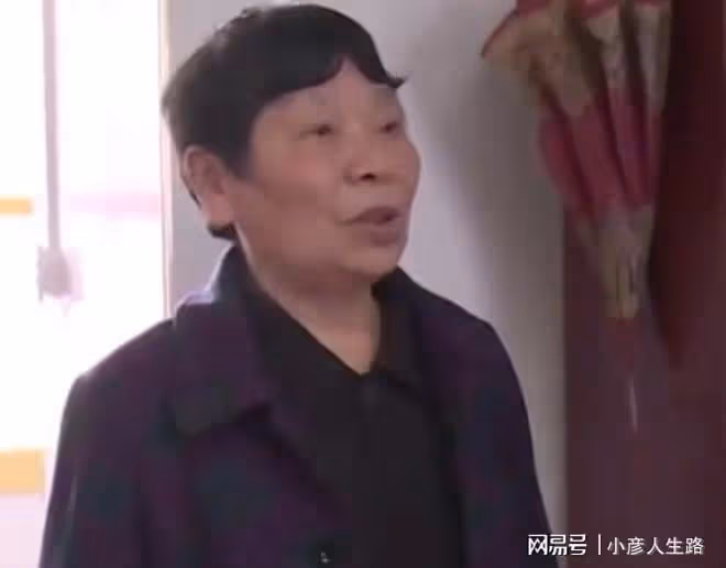 2021年,78歲健康老人被送進養老院,子女拿走20萬存款:逼不得已