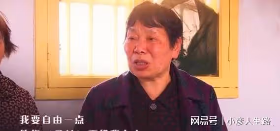 2021年,78歲健康老人被送進養老院,子女拿走20萬存款:逼不得已