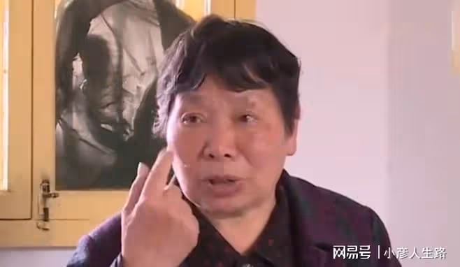 2021年,78歲健康老人被送進養老院,子女拿走20萬存款:逼不得已