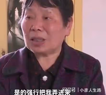 2021年,78歲健康老人被送進養老院,子女拿走20萬存款:逼不得已