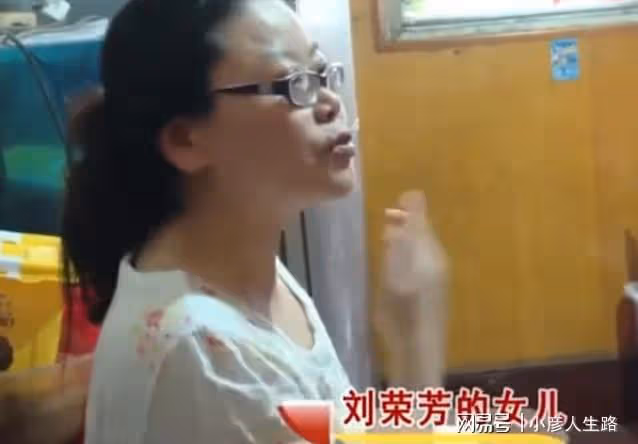 2021年,78歲健康老人被送進養老院,子女拿走20萬存款:逼不得已