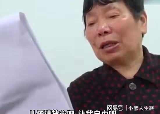 2021年,78歲健康老人被送進養老院,子女拿走20萬存款:逼不得已