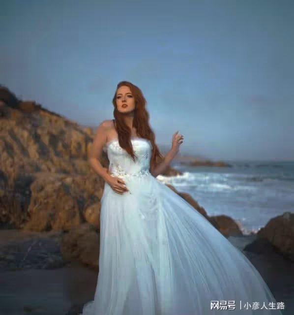 美國鑽石級的美人,陽光沙灘下的美人身影,抒寫嫵媚穿搭之美