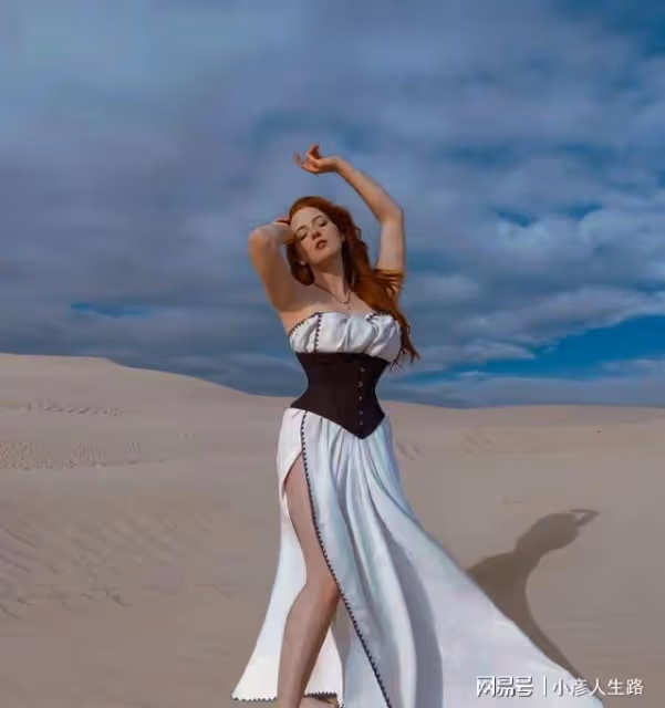 美國鑽石級的美人，陽光沙灘下的美人身影，抒寫嫵媚穿搭之美