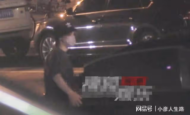 鹿晗深夜會友戴漁夫帽扮潮男,走路含胸駝背,未見女友關曉彤陪伴