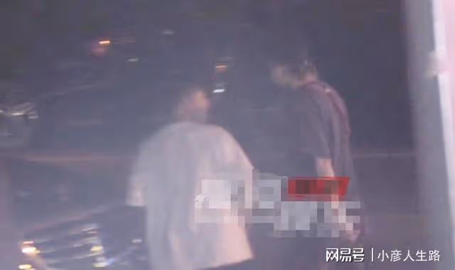 鹿晗深夜會友戴漁夫帽扮潮男,走路含胸駝背,未見女友關曉彤陪伴