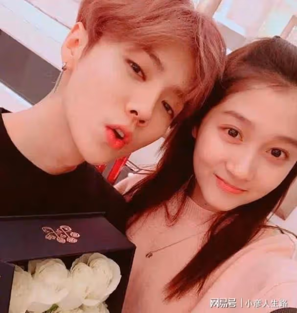 鹿晗深夜會友戴漁夫帽扮潮男,走路含胸駝背,未見女友關曉彤陪伴