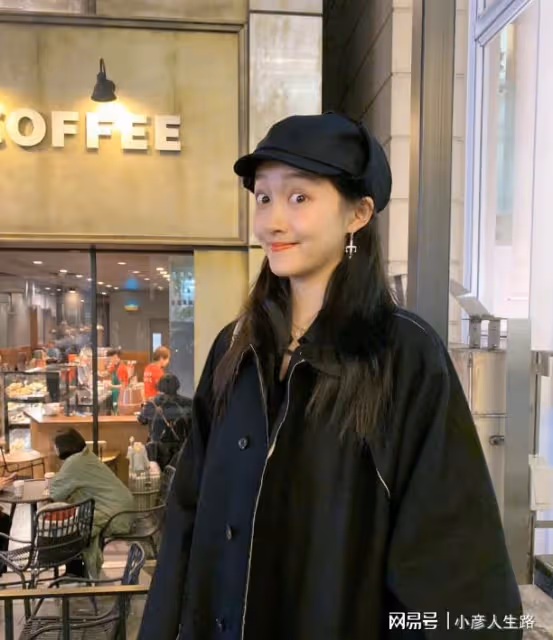 鹿晗深夜會友戴漁夫帽扮潮男,走路含胸駝背,未見女友關曉彤陪伴