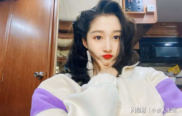 鹿晗深夜會友戴漁夫帽扮潮男,走路含胸駝背,未見女友關曉彤陪伴