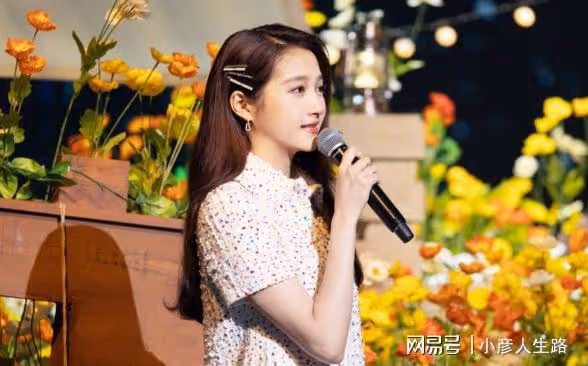 鹿晗深夜會友戴漁夫帽扮潮男,走路含胸駝背,未見女友關曉彤陪伴