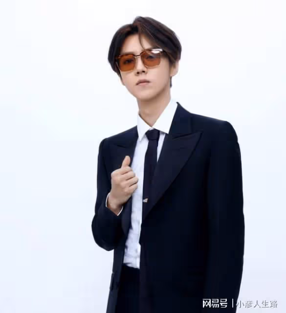 鹿晗深夜會友戴漁夫帽扮潮男,走路含胸駝背,未見女友關曉彤陪伴
