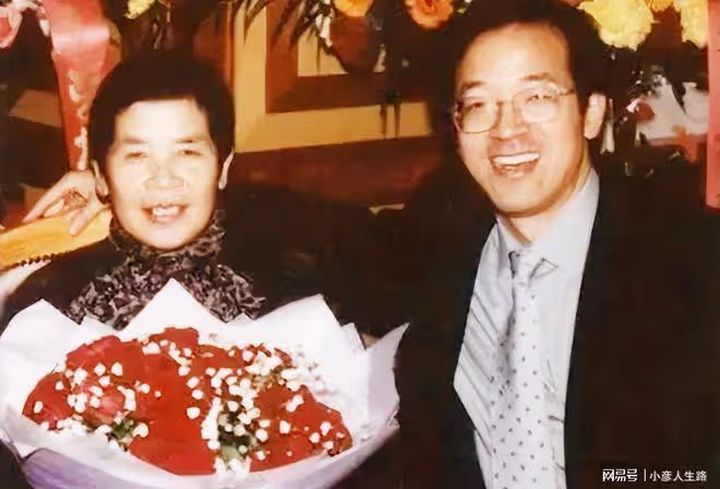 俞敏洪:為何要給母親下跪?他如何對待老年痴呆的母親?