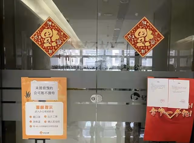曾志偉公司被曝欠錢不還!多名群眾憤怒堵門哭訴喊話:必須還錢