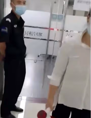 曾志偉公司被曝欠錢不還!多名群眾憤怒堵門哭訴喊話:必須還錢