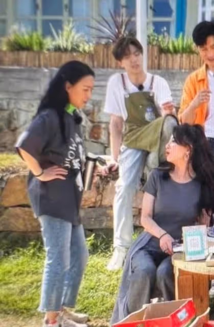 那英現身街邊賣西瓜,頭戴草帽手持破蒲扇,大汗淋漓神似尋常農婦