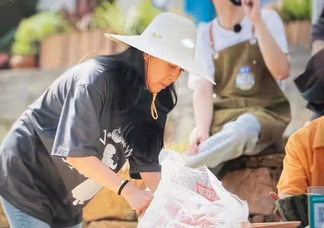 那英現身街邊賣西瓜,頭戴草帽手持破蒲扇,大汗淋漓神似尋常農婦