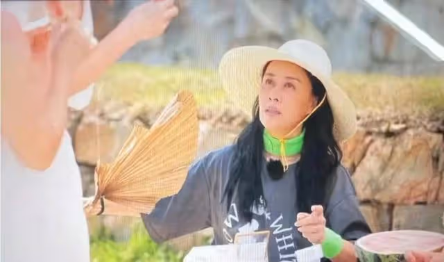 那英現身街邊賣西瓜,頭戴草帽手持破蒲扇,大汗淋漓神似尋常農婦