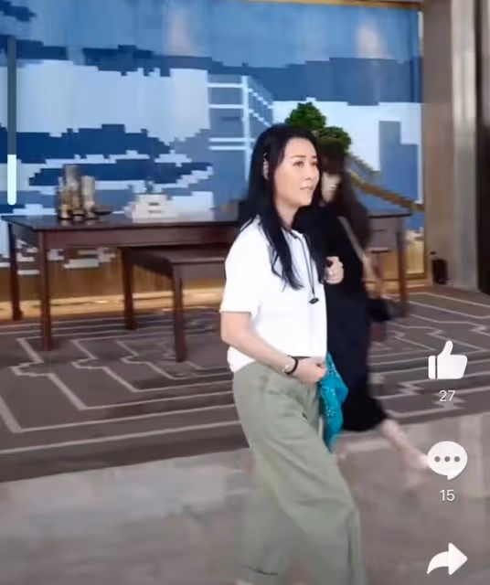 那英現身街邊賣西瓜,頭戴草帽手持破蒲扇,大汗淋漓神似尋常農婦