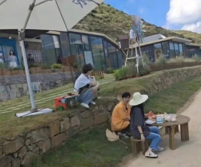 那英現身街邊賣西瓜,頭戴草帽手持破蒲扇,大汗淋漓神似尋常農婦
