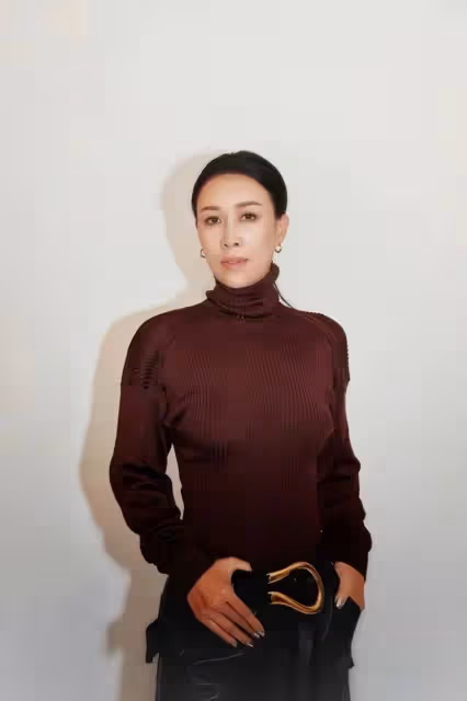 那英現身街邊賣西瓜,頭戴草帽手持破蒲扇,大汗淋漓神似尋常農婦