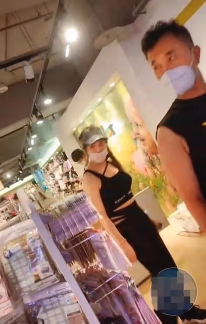 53歲武打女星曝新戀情!打扮性感與健壯男子約會,牽手摟腰顯甜蜜