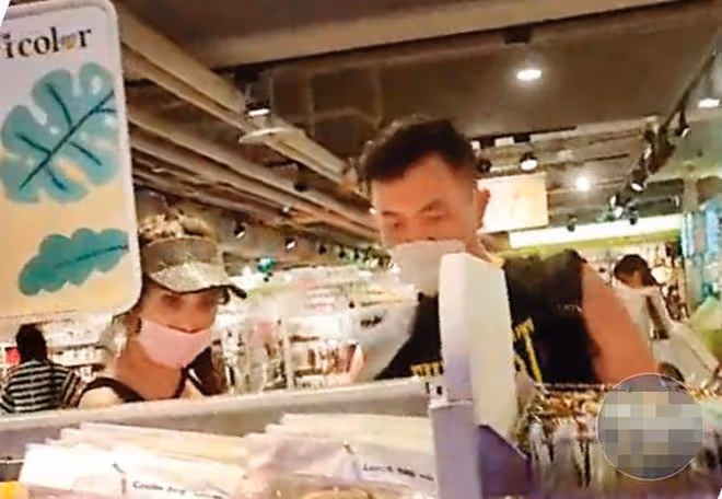 53歲武打女星曝新戀情!打扮性感與健壯男子約會,牽手摟腰顯甜蜜