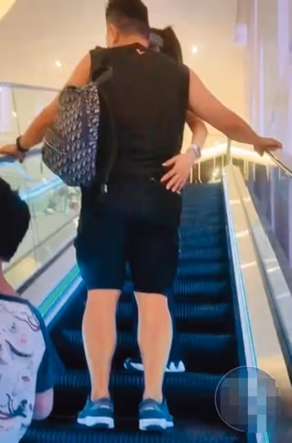 53歲武打女星曝新戀情!打扮性感與健壯男子約會,牽手摟腰顯甜蜜
