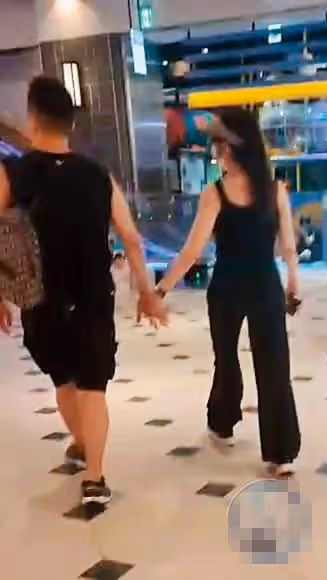 53歲武打女星曝新戀情!打扮性感與健壯男子約會,牽手摟腰顯甜蜜