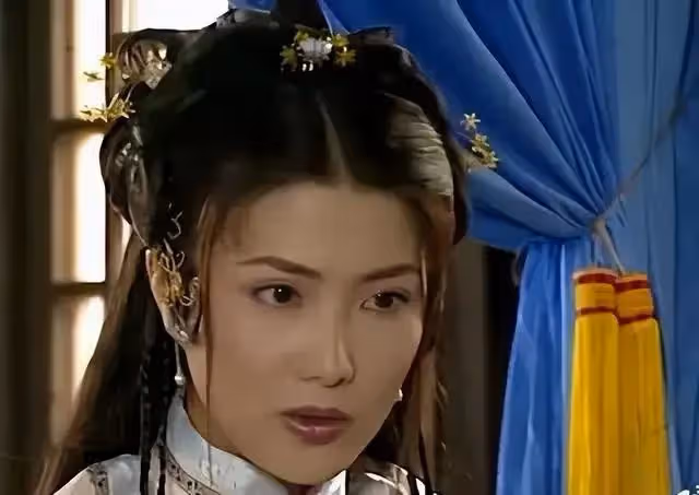 53歲武打女星曝新戀情!打扮性感與健壯男子約會,牽手摟腰顯甜蜜
