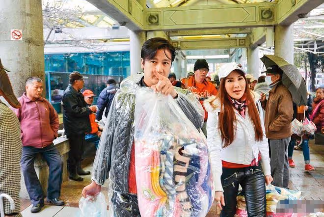 53歲武打女星曝新戀情!打扮性感與健壯男子約會,牽手摟腰顯甜蜜