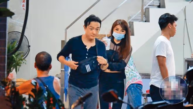 53歲武打女星曝新戀情!打扮性感與健壯男子約會,牽手摟腰顯甜蜜