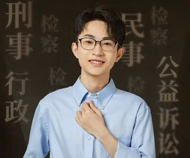 曝網紅何同學私生活混亂！腳踩多船愛騙錢玩冷暴力，男方火速回應