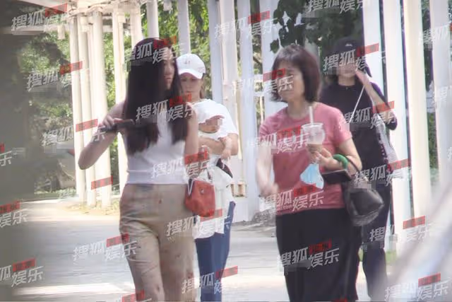 李嫣和4個月妹妹首同框!全程與奶奶並肩熱聊,海哈金喜小跑跟上