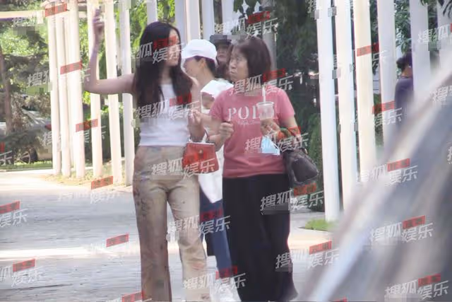 李嫣和4個月妹妹首同框!全程與奶奶並肩熱聊,海哈金喜小跑跟上