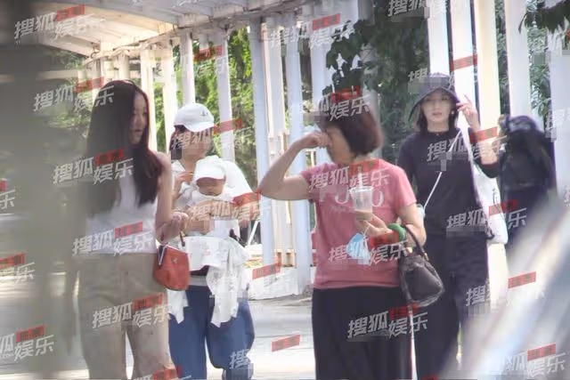 李嫣和4個月妹妹首同框!全程與奶奶並肩熱聊,海哈金喜小跑跟上