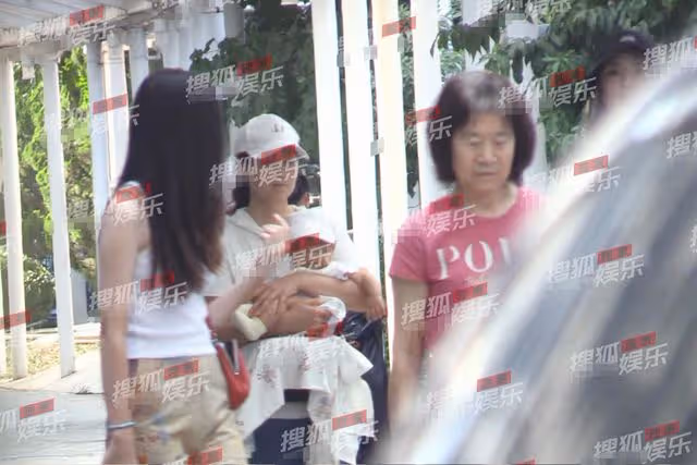 李嫣和4個月妹妹首同框!全程與奶奶並肩熱聊,海哈金喜小跑跟上