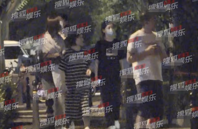 李嫣和4個月妹妹首同框!全程與奶奶並肩熱聊,海哈金喜小跑跟上